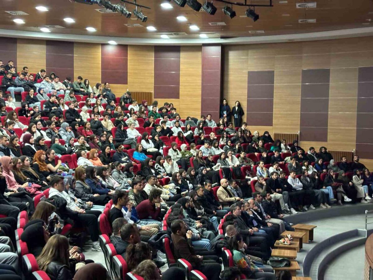 Türkiye’nin ilk deneyimsel test pilotu üniversite öğrencileriyle buluştu 
Türkiye’nin ilk deneyimsel test pilotu Murat Özpala, Kastamonu Üniversitesi’nde düzenlenen konferansta deneyimlerini üniversite öğencileriyle paylaştı.
Kastamonu Üniversitesi Sivil Havacılık Yüksekokulu ...