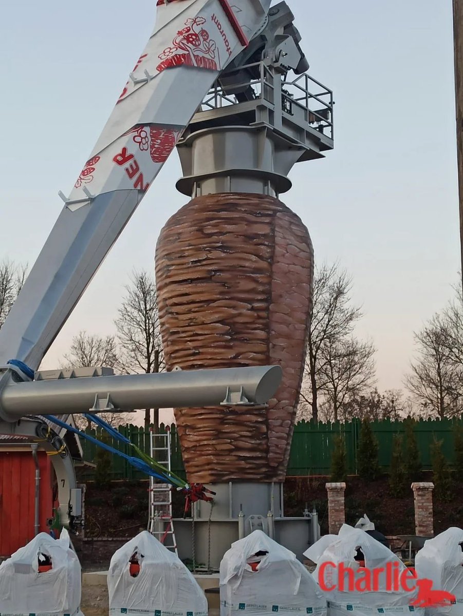 Alors, je sais pas vous, mais j'aime bien les théma de zone, d'attractions qui sortent un peu des sentiers battus. Mais la ! Arretez tout ! Je pense avoir trouver la pire théma jamais posée sur une attraction : un Sky Fly théma " Döner Kebab ! " à Karls Erlebnisdorf Elstal !