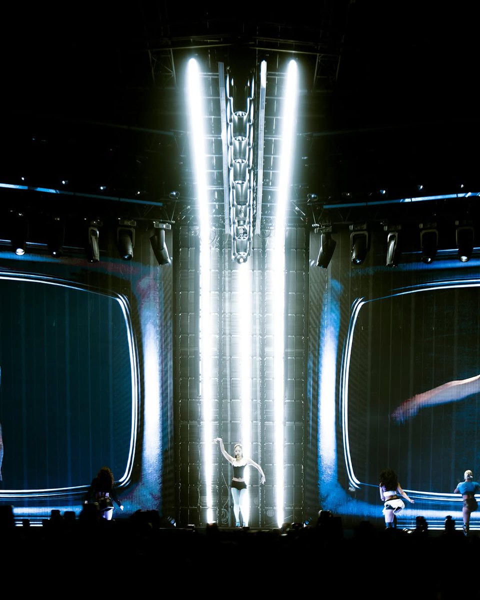 _blackpinkita's tweet image. Scatti di Jennie durante la sua esibizione al &quot;The Ruby Experience&quot; di Parigi🇫🇷 (2)

via trentetroisdegres

#JENNIEinParis #RubyExperienceParis
#BLACKPINK #블랙핑크 #JENNIE #제니 @oddatelier