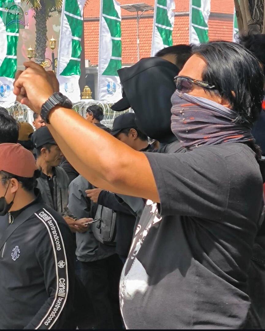 💚 ada intel di aksi RUU TNI di surabaya. ingat ingat guys mukanya. dari dulu intel ini selalu pakai baju tupac tiap ada demo.

HATI HATI REK.