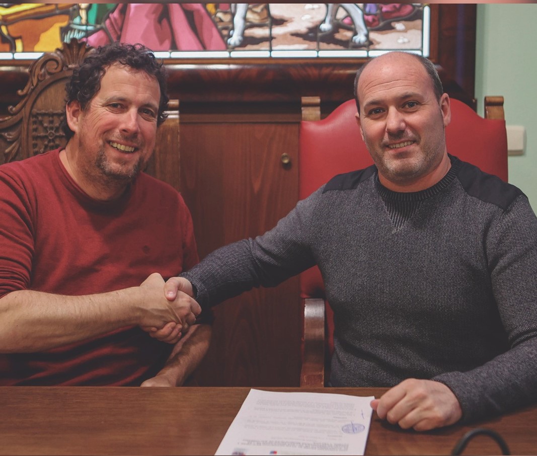 <a href="/villavatarrabia/">Ayto VillavAtarrabia</a> firmó la renovación del convenio suscrito con el <a href="/beti_onak/">Club Deportivo Beti-Onak</a> que regula las Escuelas Deportivas de Balonmano, futbol y pelota.
Joan den astean, <a href="/villavatarrabia/">Ayto VillavAtarrabia</a> <a href="/beti_onak/">Club Deportivo Beti-Onak</a> sinatutako hitzarmena berritu zuen, eskubaloi, futbol eta pilota eskolak arautzen dituena.