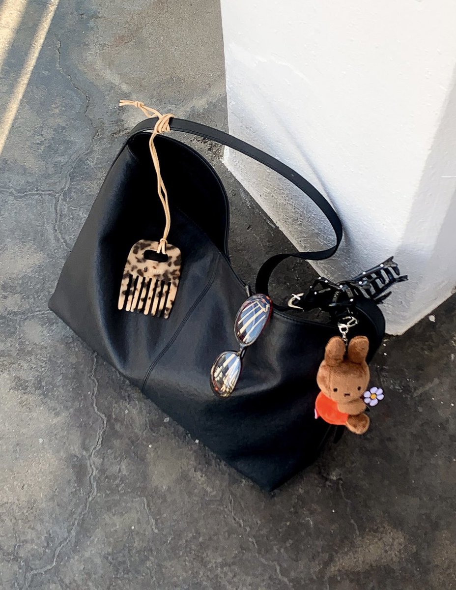 lemon____butter's tweet image. 다녀왔던 성수 키링 소품샵 코스 ... 👜
📍태그 : 체인이나 줄 연결해서 나만의 키링꾸미기 가능 규모 작은데 키치하고 귀여운 것들이 많음
📍성수 뉴뉴 : 종류 제일 많고 규모도 엄청 커서 하루종일 구경하다 시간 다 갈 것 같음 세곳 중 가장 저렴한 편
📍 슈슈베어 : 곰인형, 몬치치 굿즈 등 다양한…