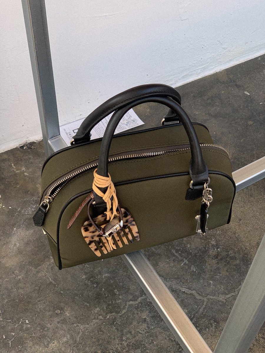 lemon____butter's tweet image. 다녀왔던 성수 키링 소품샵 코스 ... 👜
📍태그 : 체인이나 줄 연결해서 나만의 키링꾸미기 가능 규모 작은데 키치하고 귀여운 것들이 많음
📍성수 뉴뉴 : 종류 제일 많고 규모도 엄청 커서 하루종일 구경하다 시간 다 갈 것 같음 세곳 중 가장 저렴한 편
📍 슈슈베어 : 곰인형, 몬치치 굿즈 등 다양한…