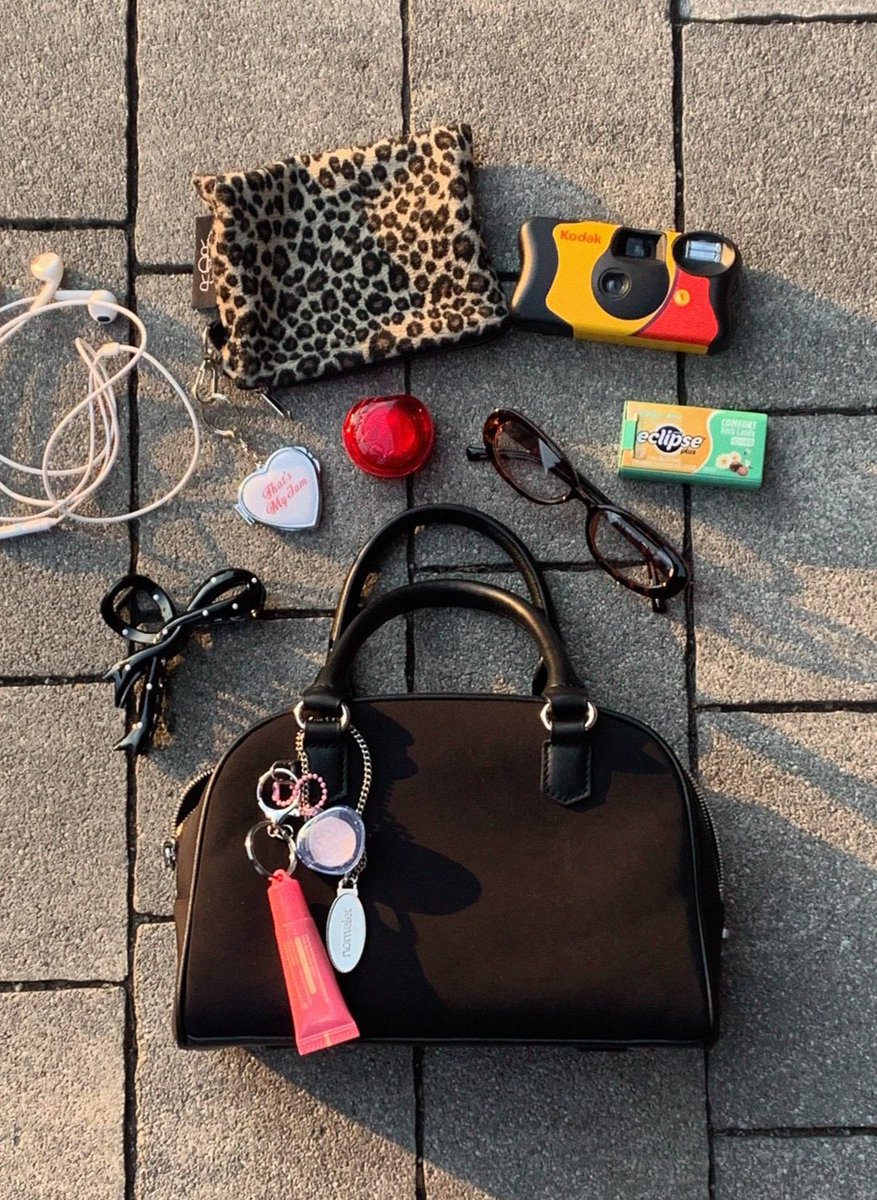 lemon____butter's tweet image. 다녀왔던 성수 키링 소품샵 코스 ... 👜
📍태그 : 체인이나 줄 연결해서 나만의 키링꾸미기 가능 규모 작은데 키치하고 귀여운 것들이 많음
📍성수 뉴뉴 : 종류 제일 많고 규모도 엄청 커서 하루종일 구경하다 시간 다 갈 것 같음 세곳 중 가장 저렴한 편
📍 슈슈베어 : 곰인형, 몬치치 굿즈 등 다양한…