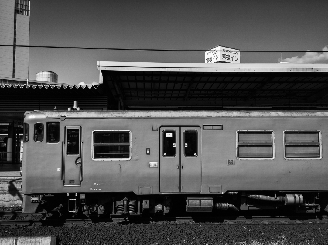 maopapa777's tweet photo. untitled #鉄道 #列車 #岡山駅 #ig_japan #monochrome #blackandwhite #白黒写真 #シロクロ #redminote11 #xiaomi #スマホ写真

岡山駅に停車中の気動車。お馴染みのオレンジ色です。 https://t.co/t6GUPspQnI