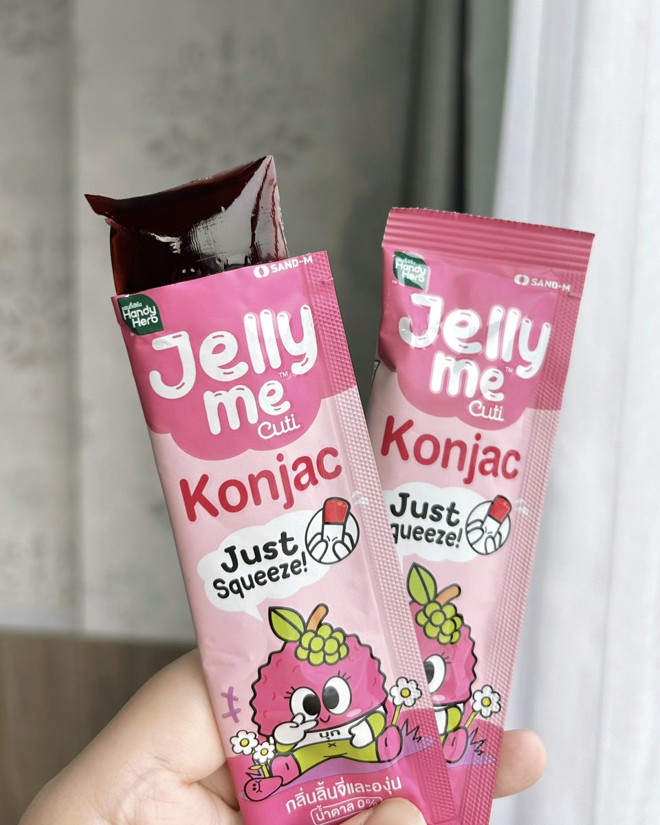 ในที่สุด Jelly Me ก็ทำเจลลี่บุกแล้วว Jelly Me konjac ถูกใจสายอิ่มทิพย์แน่นอน แค่ซองเดียวก็อิ่มนาน อยู่ท้อง ช่วงไหนที่คุมอาหารอยู่คือหยิบมากินเล่นได้เลย เนื้อเด้งหนึบ รสลิ้นจี่หอม อร่อยมากก ซองละ 20.- พิกัด 7-11

#JellyMe #JellyMeKonjac #JellyMeCuti #ความคิวทิบิลด์ง่ายได้ทุกวัน #รีวิวเซเว่น