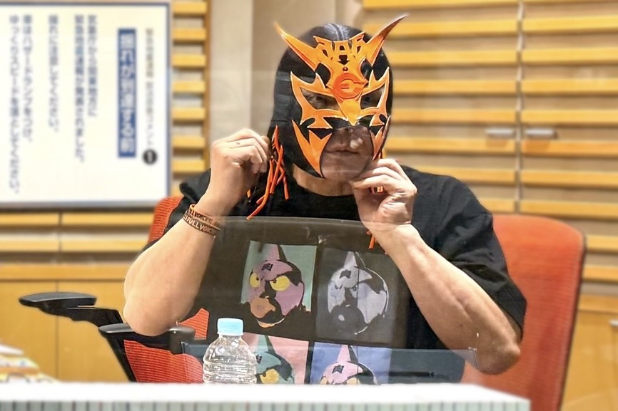 chojinradio's tweet photo. #遠藤正明 さんのオリジナルマスクがこちら🎭

スタジオで被ってくれましたが、オレンジでかっこいいですね！
#超人ラジオ https://t.co/rbsvGwhiyd