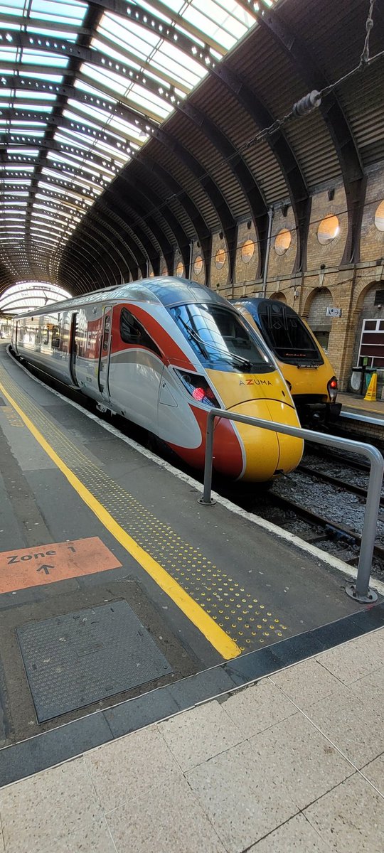 Westfield113594's tweet image. 801 209 waiting to head to King's Cross and 220 017 awaiting to head to Birmingham New Street at York 17/03/25 my pic 
#class801 #class220 #azuma #crosscountry #York