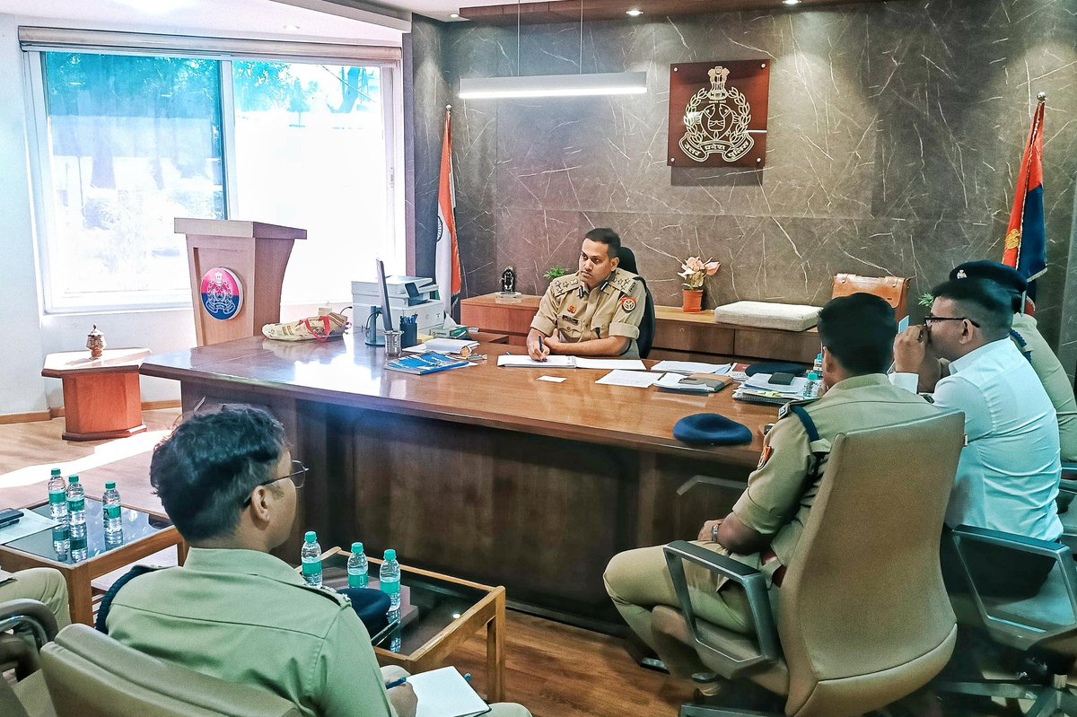 JCP L&O LUCKNOW (@lojcp) on Twitter photo Jt.CP L&O महोदय द्वारा अपने कार्यालय में DCP TRAFFIC/EAST, ADCP TRAFFIC/L&O व अन्य अधिकारीगणों के साथ #इकाना_स्टेडियम में 01अप्रैल से होने वाले #आईपीएल #क्रिकेट_मैच को सकुशल संपन्न कराने हेतु तैयारियों का जायजा लिया एवं संबंधित को दिए आवश्यक दिशा निर्देश।
<a href="/lkopolice/">LUCKNOW POLICE</a> 
<a href="/Uppolice/">UP POLICE</a> Jt.CP L&O महोदय द्वारा अपने कार्यालय में DCP TRAFFIC/EAST, ADCP TRAFFIC/L&O व अन्य अधिकारीगणों के साथ #इकाना_स्टेडियम में 01अप्रैल से होने वाले #आईपीएल #क्रिकेट_मैच को सकुशल संपन्न कराने हेतु तैयारियों का जायजा लिया एवं संबंधित को दिए आवश्यक दिशा निर्देश।
<a href="/lkopolice/">LUCKNOW POLICE</a> 
<a href="/Uppolice/">UP POLICE</a>