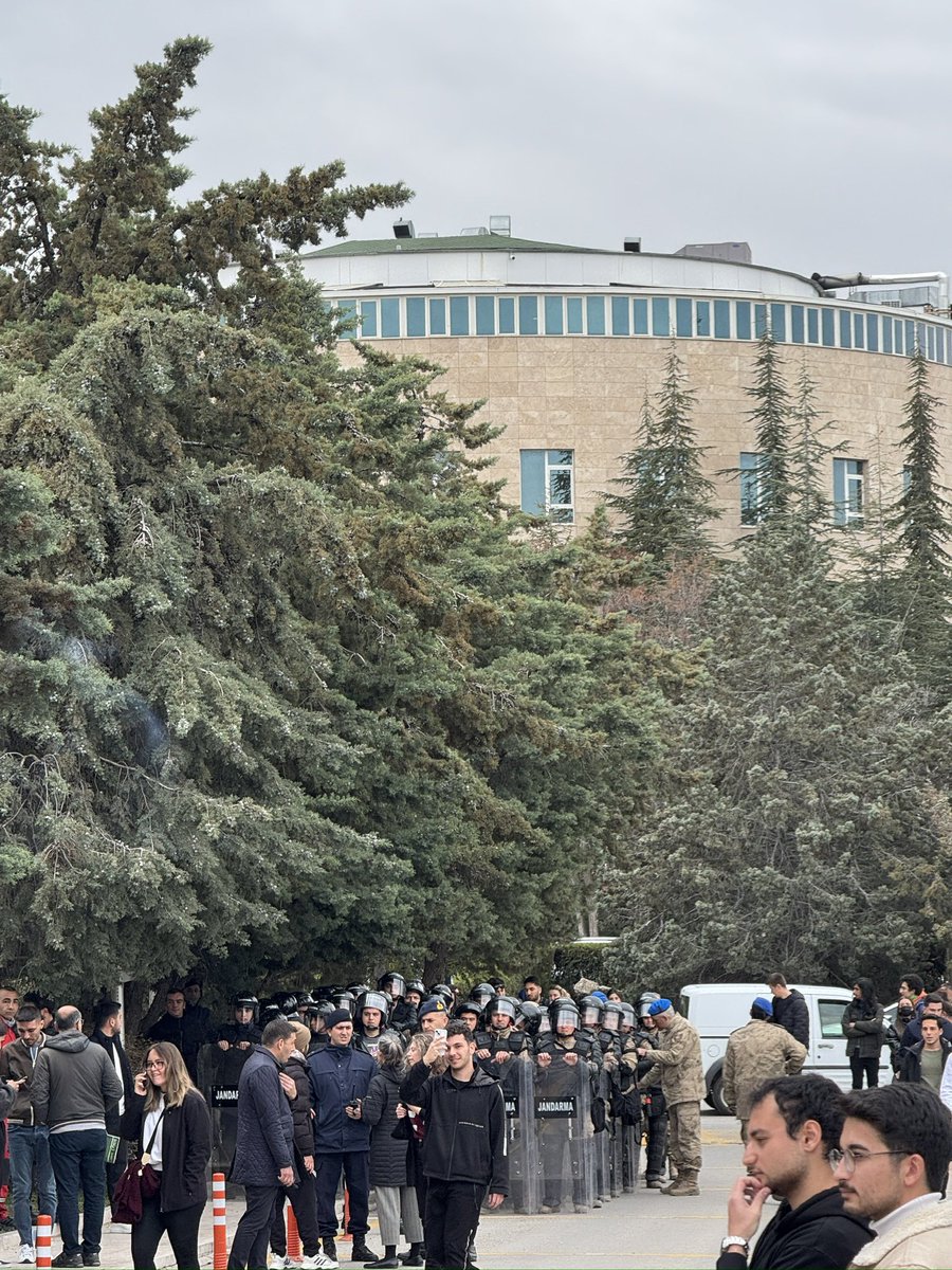 MsVame0's tweet image. BİZE POLİS GETİRDİLER BİZE! BIÇAK ÇEKENE TEPKİ GÖSTERDİK DİYE BİZE POLİS GETİRDİLER!