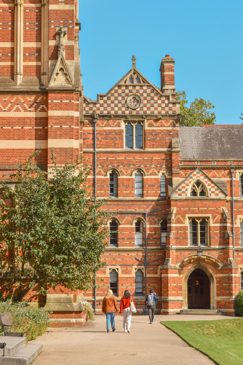 With clocks going forward an hour tonight, we change from Greenwich Mean Time to British Summer Time. This means the sun won’t set before 7:30 pm again until September 🥳 and soon enough, College will start to look like this again ☀️