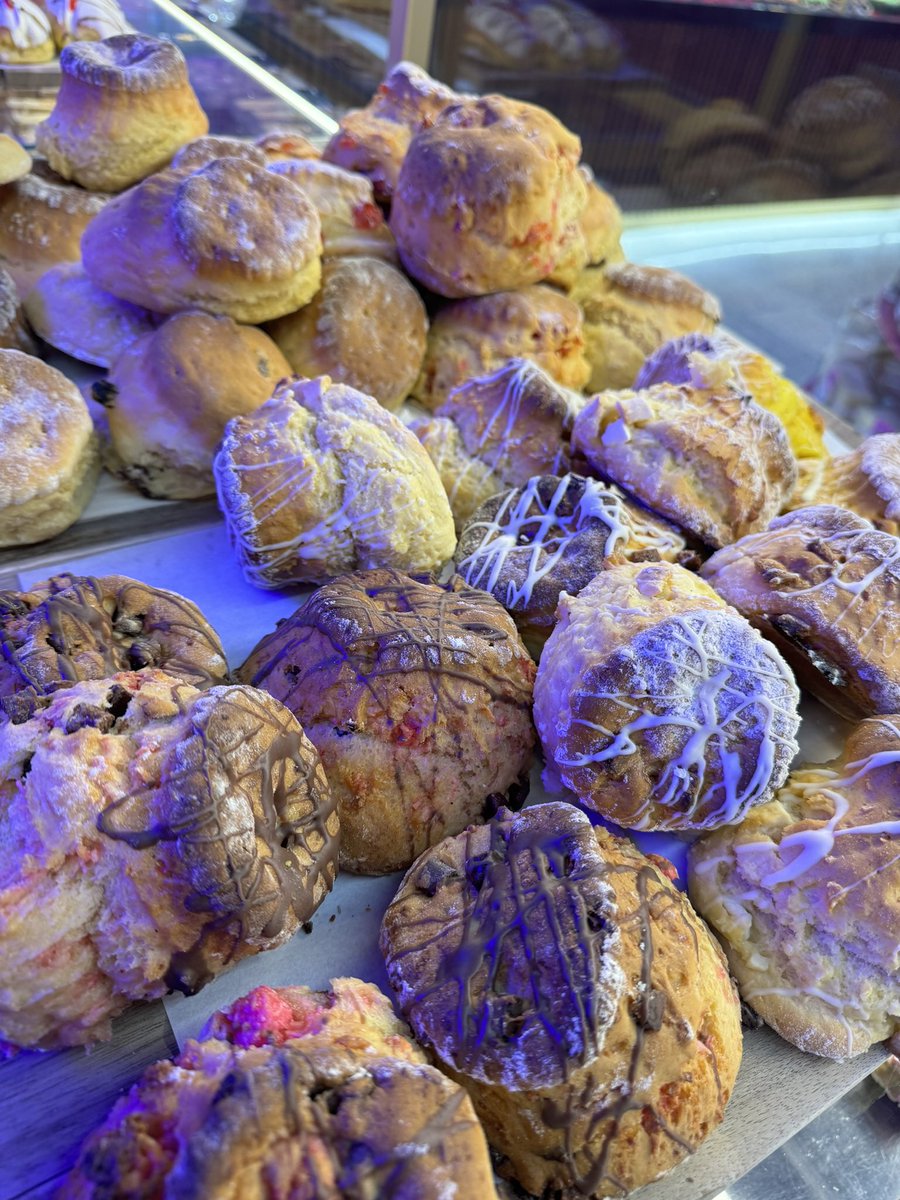 Starting our week right with a scone 🙌🏼🩷