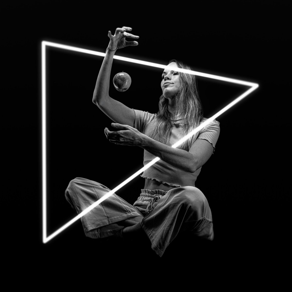 MathiasSahlin's tweet image. A glowing laser triangle frames a woman and apple - futuristic art

#CreativePhotography #PhotoEditMagic #TriangleArt #FuturisticArt #AppleArt #DigitalArtistry #AbstractPhotography #ViralEdits #MathiasSahlin