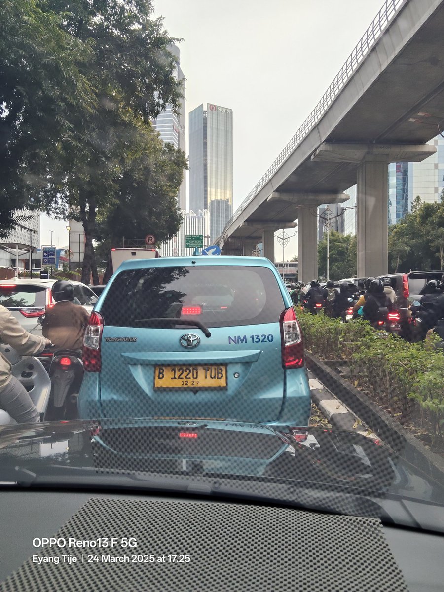 Tolong @Bluebirdgroup kayaknya sopir ini ngantuk berat.