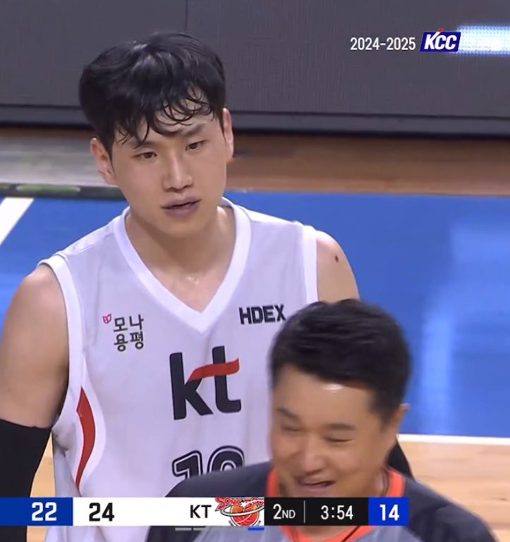 난 맨날 이렇게 심판 쳐다봄