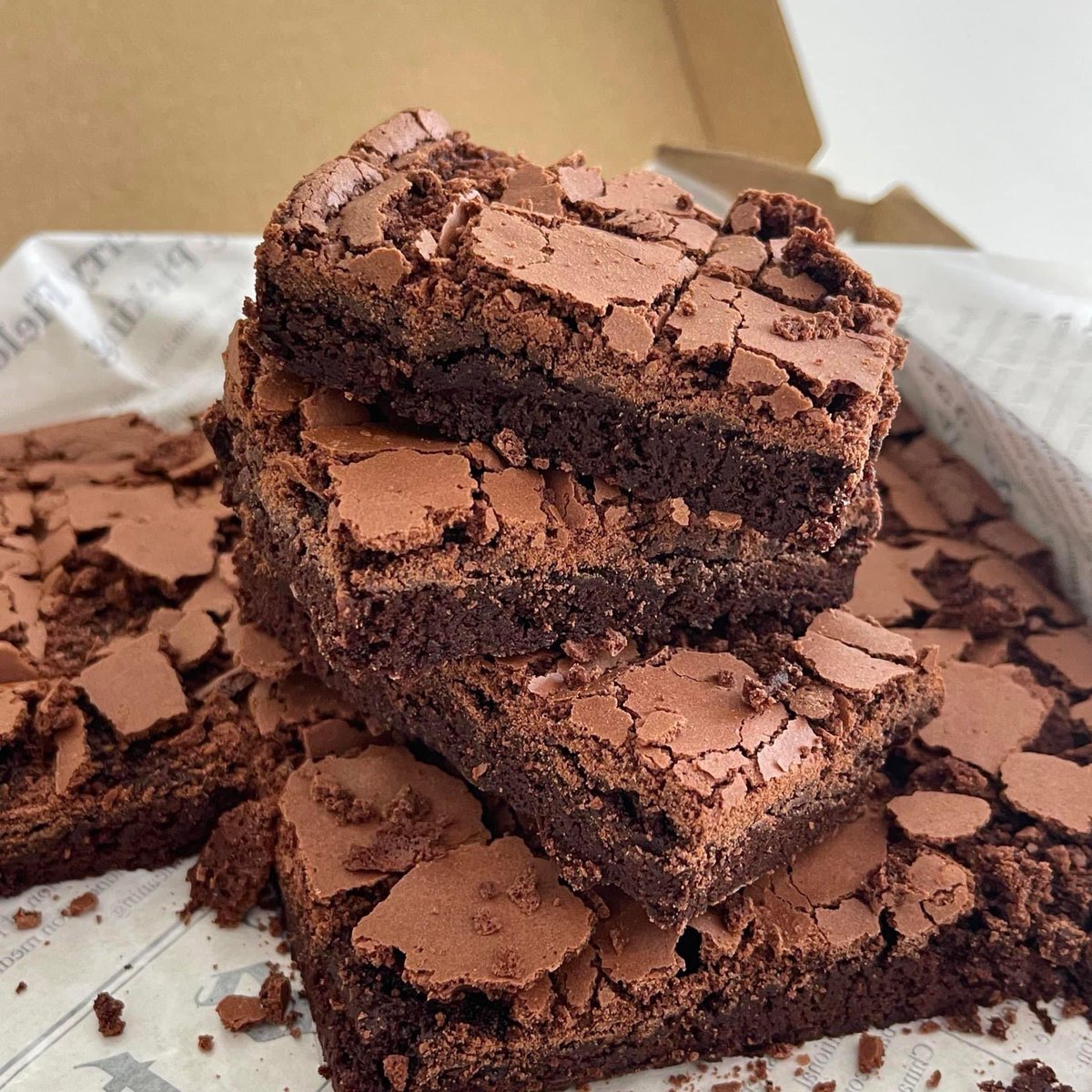 sfkkfs_'s tweet photo. บราวนี่ถาดละ 95- อร่อยมากกกกกกกก 
แล้วชื่อแบรนด์ ฟามดัน 😂 https://t.co/yIpjxktZj3
