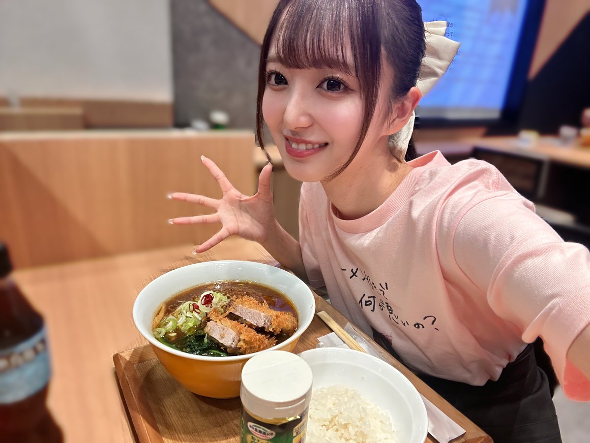 ra_mena27's tweet image. #BSノブロック × #ラーメンWalkerキッチン 

#なるめん 道理さん完走お疲れ様でした🍜

3/19-24、大盛況なイベントでした！💖

私自身も一日店長が楽しすぎて、
またこういったイベントをやりたい気持ちで
いっぱいです🥹変な体勢でサイン書きする店長
と「カツカレーラーメンうめーな」動画どうぞ🫶🏻