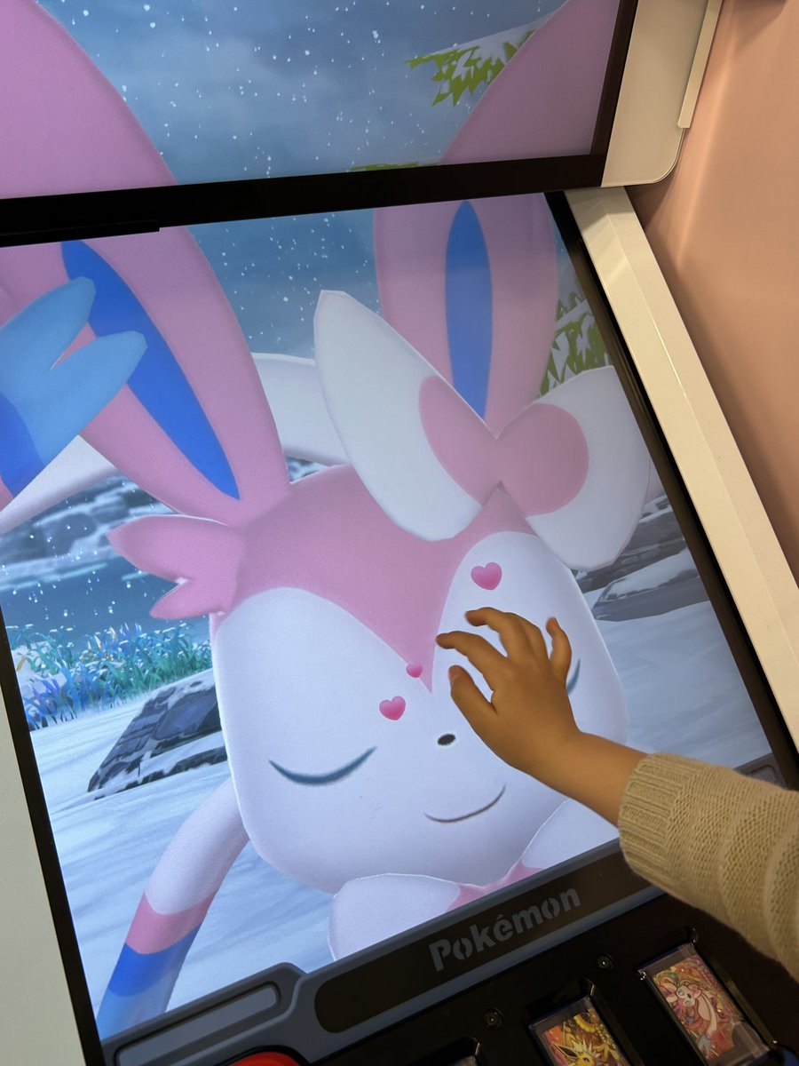 今日は、はじめてブースターゲット
できてやっとコンプ〜🎀🫶🏻
ニンフィア👧🏼がなでなでしたけど
🩷2つで逃げられちゃった🤣🤣