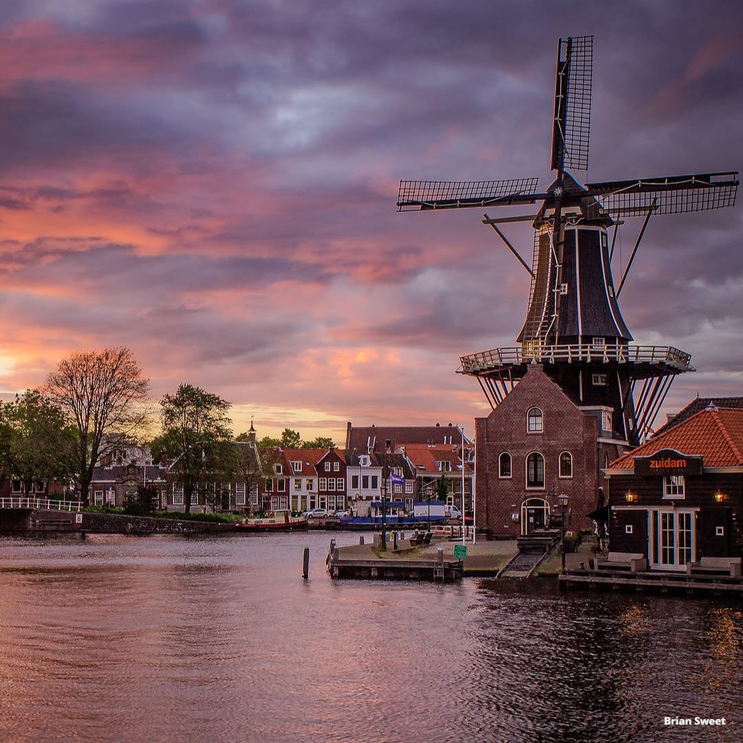 🌷 March marks the beginning of tulip season in the Netherlands - and there’s no better place to experience it than Haarlem. This charming city offers crowd-free strolls and exclusive views of traditional windmills set against fields of blooming color. #UnexpectedUpgrade