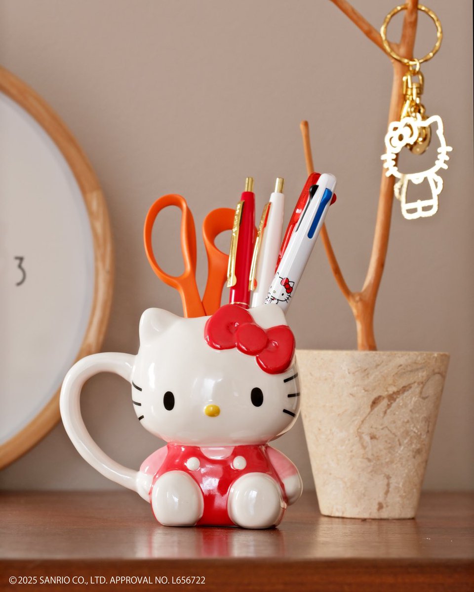 ちょこんと座ったキティちゃんがとても可愛らしいダイカットマグ