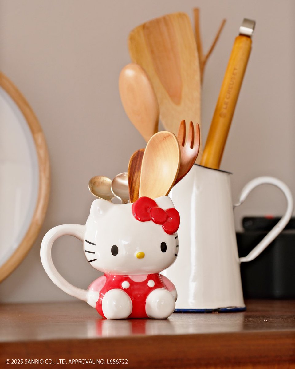 ちょこんと座ったキティちゃんがとても可愛らしいダイカットマグ