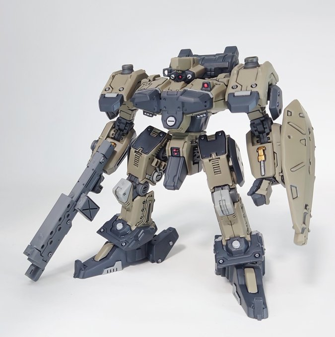 ストラクチャーアーツ ヴィーザフ 完成です。
ウォーラス同様に轟雷ブラウンとジャーマングレーをメインに、一部シルバーやゴールドで全筆塗り仕上げです。
ウォーラスよりヴィーザフの方が性能上だと聞いて驚いています。
#フロントミッション
#ストラクチャーアーツ 