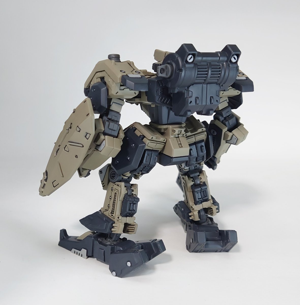 ストラクチャーアーツ ヴィーザフ 完成です。
ウォーラス同様に轟雷ブラウンとジャーマングレーをメインに、一部シルバーやゴールドで全筆塗り仕上げです。
ウォーラスよりヴィーザフの方が性能上だと聞いて驚いています。
#フロントミッション
#ストラクチャーアーツ 