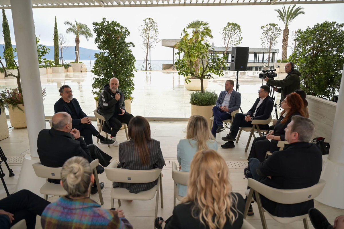 2️⃣ 4️⃣🕕 orë fantastike në #Vlorë e me shpirtin vlonjat;
nga Lungomare e dallgëve të kaltra që hipnotizon turistët nga e gjithë bota🌊, Muradien e shkruar në historinë e herozimit e tolerancës shqiptare🙏, në Bunavinë e perspektivave të reja zhvillimore për këdo🛣️🌳, e të