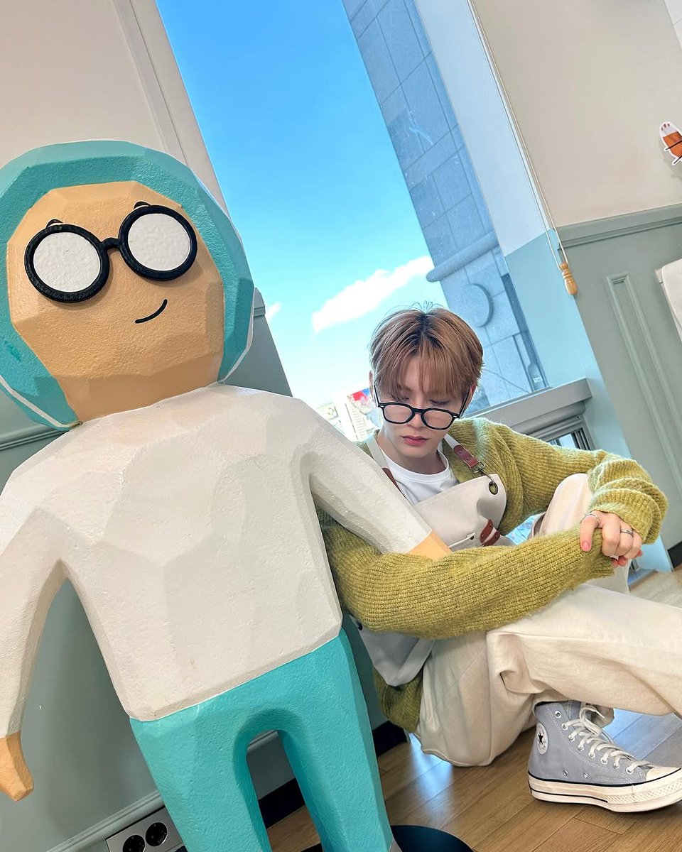 A cozy moment with a special little buddy who totally gets my style. Matching glasses, matching energy, and a vibe that’s too good to ignore. Sometimes, the best company is the one that reflects your own charm.