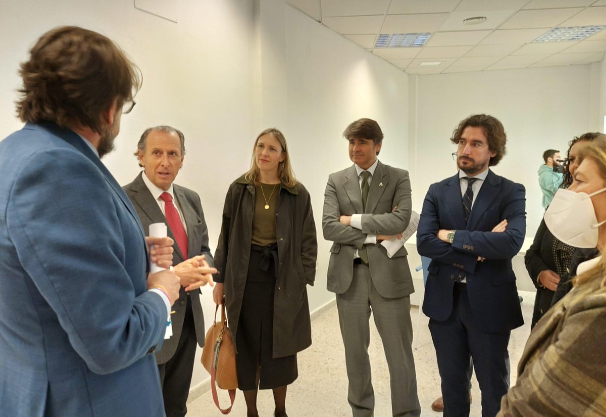 🔛 Hoy inauguramos el nuevo #CADEChiclana <a href="/cadecadiz/">Andalucía Emprende Cádiz</a>.

🏫Un espacio 🔝 para impulsar el emprendimiento.

Nos acompañan↩️
🔹<a href="/LorenaGarridoS2/">Lorena Garrido Serrano</a> <a href="/javiergonzalEsp/">javier gonzalez</a> <a href="/UniversidadAnd/">Consejería Universidad, Investigación e Innovación</a>
🔹<a href="/MercedesColomb1/">Mercedes Colombo</a> <a href="/CadizJunta/">Cádiz Junta</a>
🔹<a href="/daniescacena/">Daniel Escacena</a>
🔹<a href="/josemariaromang/">José María Román, Chiclana</a> <a href="/ayto_chiclana/">Ayuntamiento de Chiclana de la Frontera</a>
🔹Isabel Paredes <a href="/EducaAnd/">Consejería Desarrollo Educativo y FP</a>