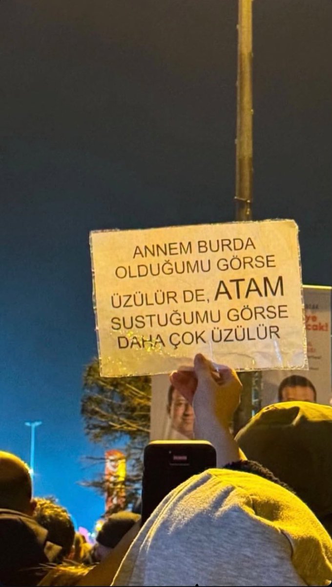 ipekarslan_'s tweet photo. Gençlik siz ne güzelsiniz, umudumu yeşerttiniz, ayağınıza taş değmesin, ne muazzam ve kontrolsüz bir zekanız var Atam için rahat olsun emanetin güvende… https://t.co/hvABADF3QK