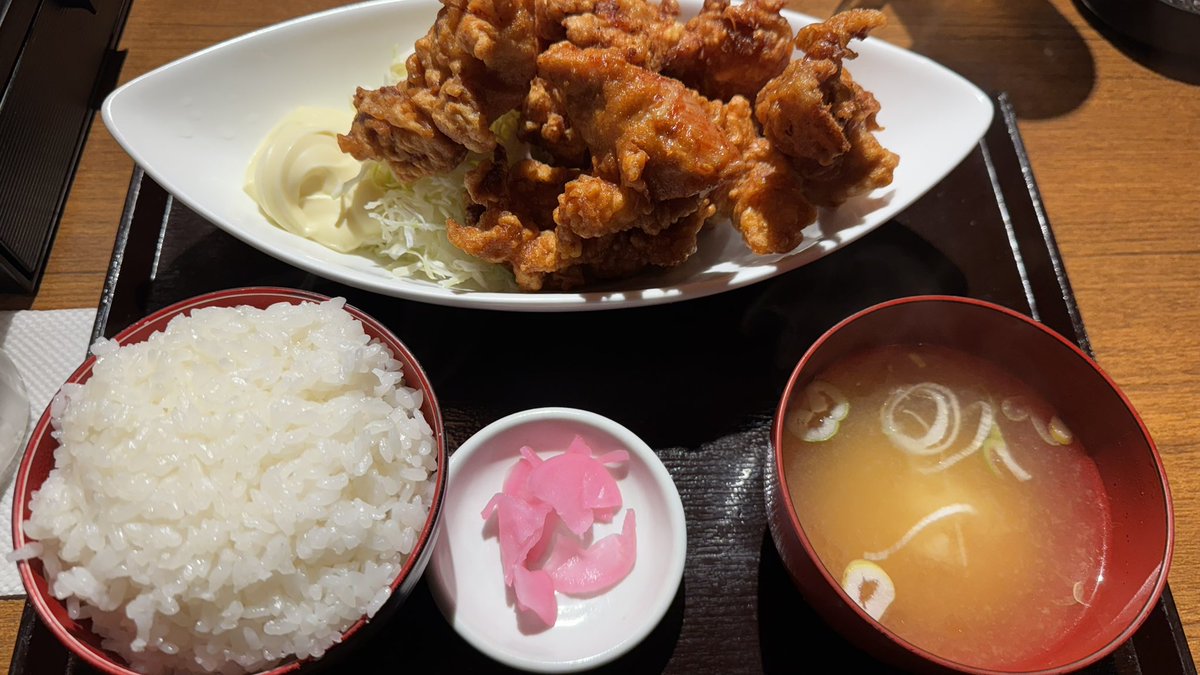 mto227's tweet photo. #しごまえラン
サウナスーツで走るにはあったかくなってきました！ペースもあんまり上がらず💦
それでも、今月の200kmは明日で終わるかなという進捗！身体の調子は悪くないのですが、体重を落とさないとかなぁ。良い方法あれば教えてくださいー！
#マラソン #ランニング #ダイエット #東京 #皇居ラン https://t.co/BNVTDQJD35