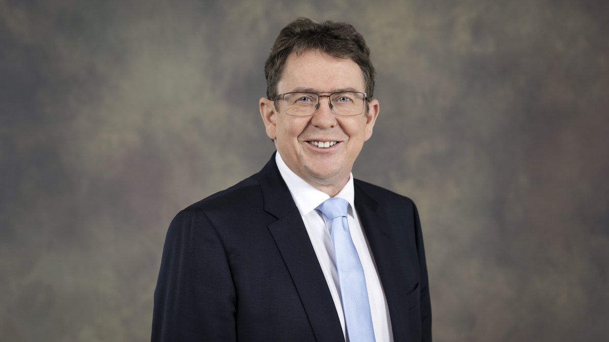 «Ich lasse mir gerne beweisen, dass wir mit Erneuerbaren die Stromlücke⚡ schliessen können.»
Im NZZ-Interview🗞️ spricht #Bundesrat #AlbertRösti über Kompromisse, #Versorgungssicherheit - und warum neue AKW kein Tabu sein dürfen. #Energiepolitik #UVEK

➡️uvek.admin.ch/uvek/de/home/u…