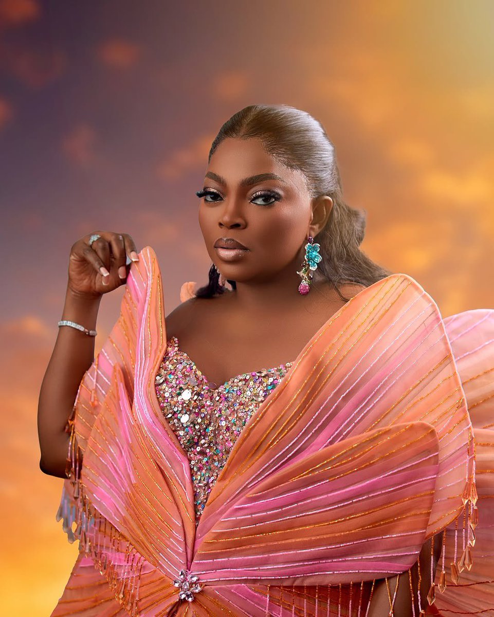 funkeakindele's tweet image. Stepped out last night for the premiere of #labakeolododo 
I enjoyed the movie!! Congratulations Iyabo!! I wish you all the best at the box office!! @iyaboojo_ 

#labakeolododothemovie will be in cinemas on the 28th of March. Let’s all go see this lovely movie. 

📸📸