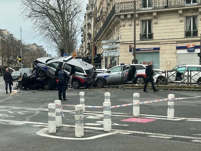 le_Parisien's tweet photo. À peine sortis de garde à vue, deux des trois jeunes hommes impliqués dans le refus d’obtempérer qui a blessé dix policiers, samedi à Paris, ont de nouveau été appréhendés par les forces de l’ordre, lors d’un contrôle routier
➡️ https://t.co/AgbfqDzsPK https://t.co/HLkqJXBh3Z