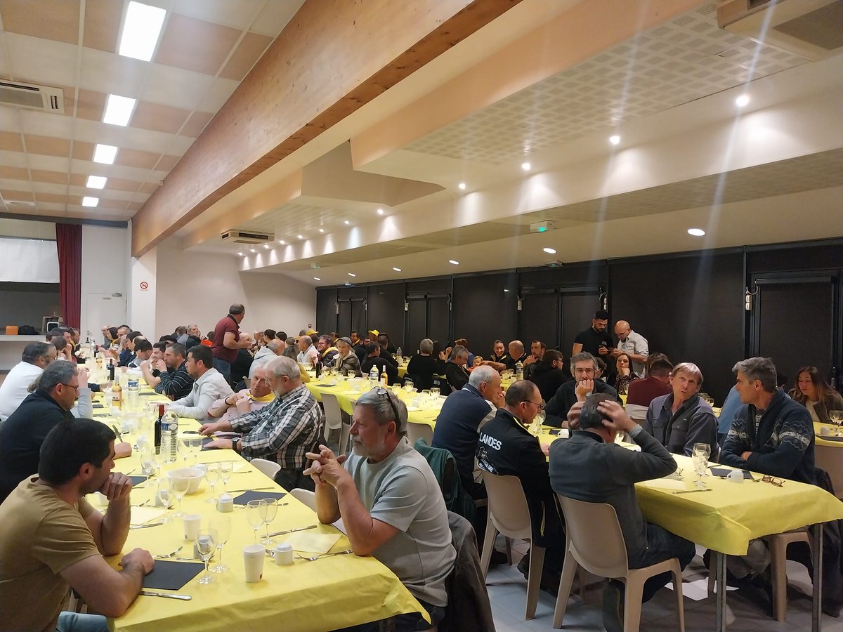 coordinationrur's tweet photo. 🤩 Belle mobilisation pour l’Assemblée Générale de la #CoordinationRurale des #Landes !
Plus de 100 personnes réunies pour défendre l’avenir de notre agriculture. Merci à Mme la Préfète, la #DDTM et la #DDCSPP pour leur présence.
#AgriculteursEnColère #AgricultureFrançaise #CR40 https://t.co/s1rSHDFc5Y