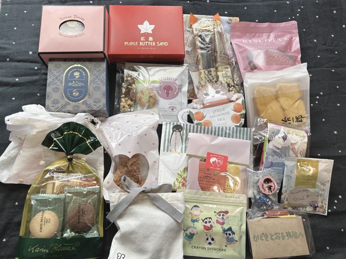 改めまして～昨日は暑い中、スペースまでお越しくださった方ありがとうございました🍒
本を手に取ってくださったり、🎁や💌、嬉しいお言葉をいただけて…🥹📖や💌ご褒美に少しずつ読みたいと思います。秋庭は参加ではありませんが、創作・商業など作品でお返しできるよう頑張ります。楽しかったです🙌 