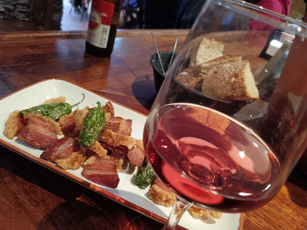 Llegó el #lunes #torreznoday a darle caña a un buen <a href="/TorreznodeSoria/">Torrezno de Soria</a> armonizado con un #Rosado <a href="/DOCigales/">D.O. Cigales</a> y #PandeValladolod #AlLio #torreznoterapia <a href="/tierradesabor/">Tierra de Sabor</a> <a href="/EMorenoSaez/">Embutidos MorenoSaez</a> <a href="/jantongo/">StAnton</a> <a href="/dmanso73/">David Manso (La Casa de Baco / Wine Rider)✌🏍🍇</a> <a href="/Soriaestademoda/">Soria está de moda</a> <a href="/camarasoria/">Cámara Soria</a> <a href="/CyLEsVida/">Turismo Castilla y León</a> <a href="/DeTapasPor/">De Tapas por...</a> <a href="/JuanjoDelgadoes/">Juanjo Delgado Soto</a> <a href="/ParamioConde/">Carlos Paramio Conde</a>