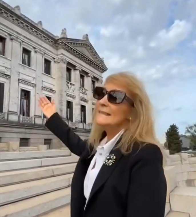 La gestión del <a href="/Frente_Amplio/">Frente Amplio</a> en solo 24 días de gobierno:

- $6.000.000 en gastos confidenciales de <a href="/OrsiYamandu/">Yamandú Orsi</a>.
- <a href="/CosseCarolina/">Carolina Cosse</a> haciendo campaña por el FA para la Intendencia desde el Gobierno.
- Acomodaron a periodistas de Canal 10 en el Estado. 
- La hija de Blanca