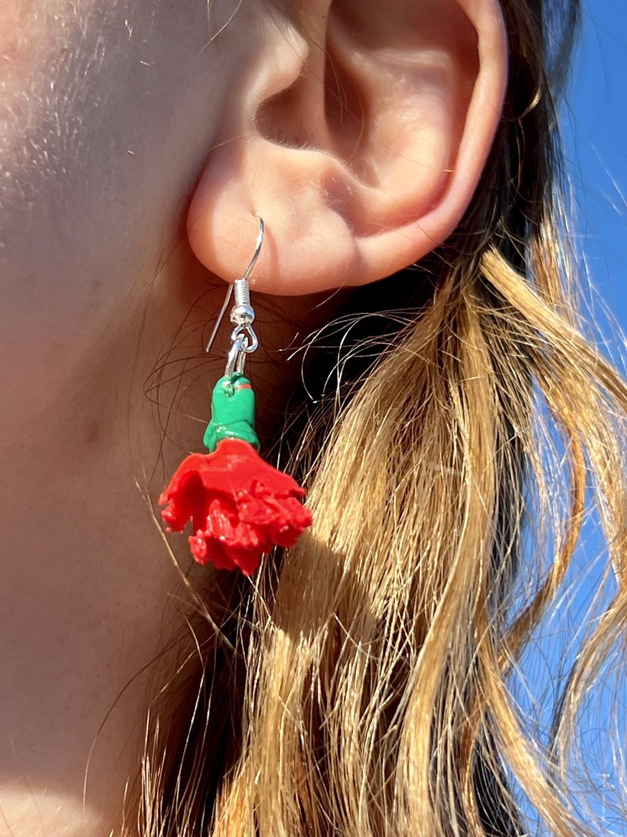 Estou a fazer novamente estes brincos para o 25 de abril. 
Encomendas por DM 🌹  
- Brincos feitos à mão (cada par sai único)   
RT to help a girl out!