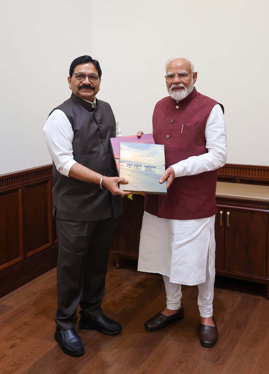 RavindraWaikar's tweet photo. ✨पंतप्रधान मा. श्री. नरेंद्र मोदी जी यांची अविस्मरणीय भेट !✨

देशाचे पंतप्रधान मा.श्री. @narendramodi जी यांची आज दिल्ली संसद भवनात भेट घेतली. जगाला #सशक्त_भारताची नवी ओळख करून देणाऱ्या माननीय पंतप्रधानांची झालेली ही सदिच्छा भेट ऊर्जा देणारी ठरली.
 
⭐येत्या अक्षय्य तृतीयेच्या मुहूर्तावर, ३० एप्रिल रोजी, दिल्ली येथे महाराष्ट्र सदनात आंबा महोत्सव आयोजित करण्यात येणार आहे. या आंबा महोत्सवाचे उद्घाटन करण्यासाठीचे आग्रहपूर्वक निमंत्रण यावेळी मा. पंतप्रधानांना दिले. 
 
याशिवाय या भेटीत त्यांच्यासमवेत आपल्या मुंबईतील देखील विविध विषयांवर चर्चा झाली. त्यात प्रामुख्याने 
✅मुंबईकरांचा पाण्याचा प्रश्न,
✅गारगाई-पिंजाळ धरणाचा मुद्दा, 
✅तसेच सध्या मुंबईत वाढती लोकसंख्या, वाढते कर्करोगाचे रुग्ण पाहता मुंबईमध्ये टाटा कॅन्सर इन्स्टिट्यूटच्या धर्तीवर गोरेगाव येथे कॅन्सर हॉस्पिटल सुरु करणे अथवा एम्स (AIIMS) रुग्णालय काढण्यात यावे 
अशा अनेक विषयांवर चर्चा झाली. 

➡️ यावेळी मुंबईकरांचा पाण्याच्या प्रश्नावर तोडगा काढण्यासाठी प्रश्न  रेन वॉटर हार्वेस्टिंग सारख्या उपाययोजना आणि प्रकल्प राबवू असे मा. पंतप्रधानांनी सांगितले. 

यावेळी माननीय पंतप्रधान श्री. नरेंद्र मोदी जी यांना अहिल्याबाई होळकर यांच्या त्रिशताब्दी जयंतीवर्ष निमित्ताने त्यांच्यावरील कर्मयोगिनी हे पुस्तक तसेच रत्नागिरीचा पालकमंत्री असताना काढलेले कोकण आणि रत्नागिरीची माहिती देणारे कॉफी टेबल बुक भेट म्हणून दिले.

याशिवाय आज अनेक पारिवारिक,सामाजिक, राजकीय आणि आंतरराष्ट्रीय विषयांवर पंतप्रधानांचे मार्गदर्शनपर चर्चा  व विचार ऐकून नवी ऊर्जा आणि प्रेरणा मिळाली.✨

✨ A Memorable Meeting with Hon’ble Prime Minister Narendra Modi Ji! ✨  

Had the privilege of meeting Hon’ble Prime Minister Shri Narendra Modi Ji today at the Parliament House in Delhi. It was an inspiring and energizing interaction with the visionary leader who has given the world a new identity of a Strong India.  

⭐ On the auspicious occasion of Akshaya Tritiya, an Alphonso Mango Festival has been organized at Maharashtra Sadan in Delhi on April 30th. During the meeting, an earnest invitation was extended to Hon’ble Prime Minister to inaugurate this grand festival.  

In addition, several key issues concerning Mumbai were discussed during this meeting, including:  
✅ The water crisis faced by Mumbaikars  
✅ The Gargai-Pinjal dam project
✅ Considering the rising population and increasing cancer cases in Mumbai, a proposal to establish a Cancer Hospital in Goregaon, modeled after the Tata Cancer Institute, or an AIIMS (All India Institute of Medical Sciences) hospital

➡️ Regarding Mumbai’s water crisis, Hon’ble Prime Minister assured that initiatives like rainwater harvesting and other water conservation projects would be implemented to resolve the issue.  

On this occasion, as a token of respect, Hon’ble Prime Minister was presented with:  
📖 The book ‘Karmayogini’ dedicated to Ahilyabai Holkar, marking her 300th birth anniversary 
📖 A Coffee Table Book showcasing the culture and heritage of Konkan and Ratnagiri, compiled during my tenure as the Guardian Minister of Ratnagiri.

Apart from this, the meeting was enriched by discussions on various family, social, political, and international topics, with Hon’ble Prime Minister providing insightful guidance. His thoughts and vision left us inspired with new energy and motivation. ✨

@PMOIndia
@Shivsenaofc
@LokSabhaSectt

#NarendraModi #Meeting #Delhi #MemorableMoment