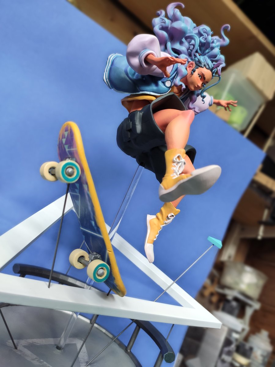 Bakanoe_Prod's tweet image. One of my fav projects so far : A figurine of Zoe, one of the amazing @nono.city&apos;s (IG) characters, doing a sick skateboard trick 🛹. It was so fun to be able to make such a dynamic pose