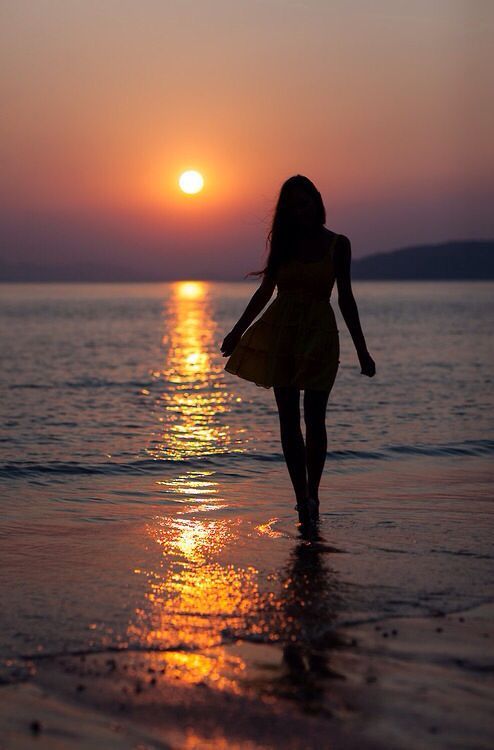 OJOGAGRO's tweet image. Eres un alago a la mirada del espectador furtivo,
pqpue sin querer en la orilla de un atardecer se encontró contigo.
Faltaban pocos segundos, mientras moría el sol moribundo.
Mirándote fijamente, te convertiste en mil canciones, de esas que hacen que se vea más hermoso el mundo.