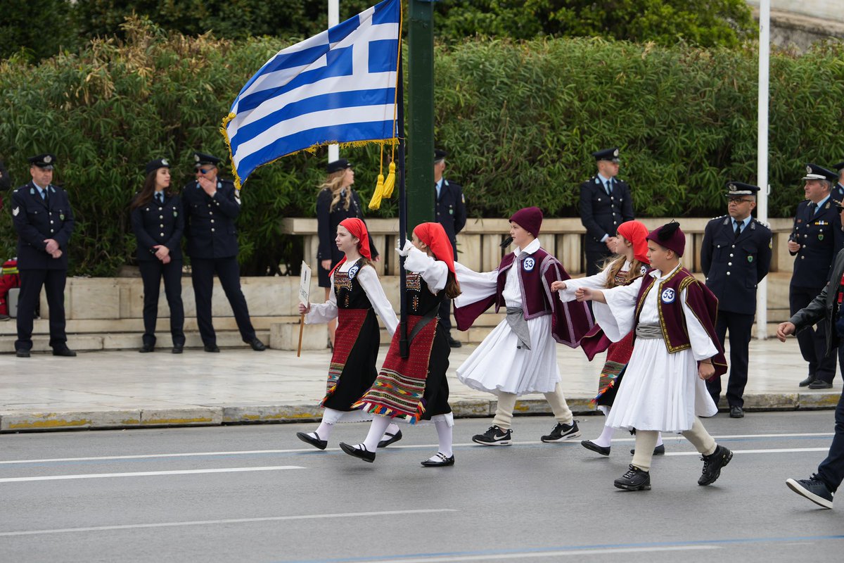 h_doukas's tweet photo. "Κι όσο αγαπώ την πατρίδα μου δεν αγαπώ άλλο τίποτας", είχε πει ο Μακρυγιάννης. 

Μας το θύμισαν ο ενθουσιασμός και η φλόγα στα μάτια των μαθητών που παρήλασαν σήμερα. Αυτή είναι η νέα γενιά μας που μας κάνει συνεχώς υπερήφανους. 
Και για αυτά τα παιδιά αξίζει να παλεύουμε. https://t.co/EaB8JgeTLH