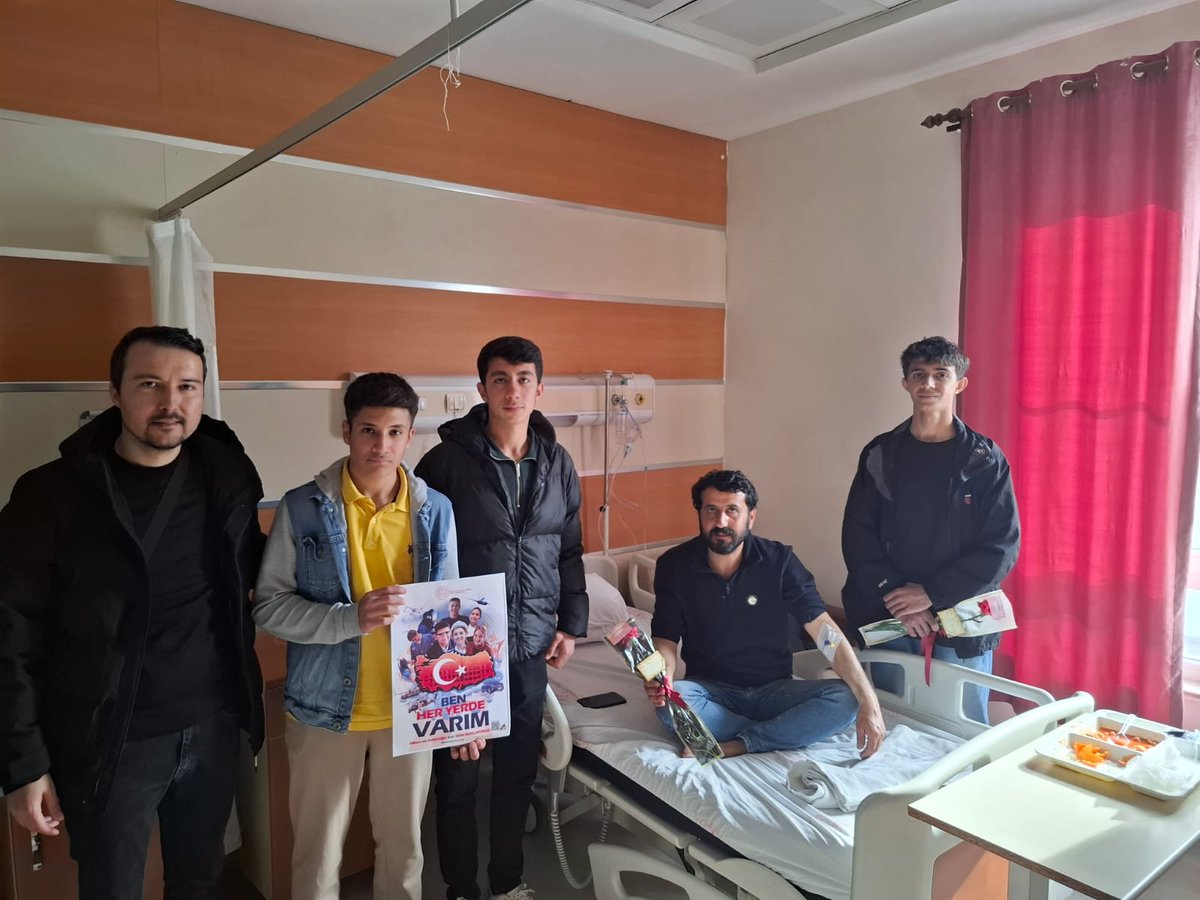 Hilvan Şehit Halit Şiltak Devlet Hastanesi, anlamlı bir ziyaretle renklendi."Ben Her Yerde Varım" projesi çerçevesinde, Ahi Evran Mesleki ve Teknik Anadolu Lisesi öğrenci ve öğretmenleri,"Çevrene Umut Ol"projesi kapsamnda hastaneye giderek servislrde yatan hastaları ziyaret etti.