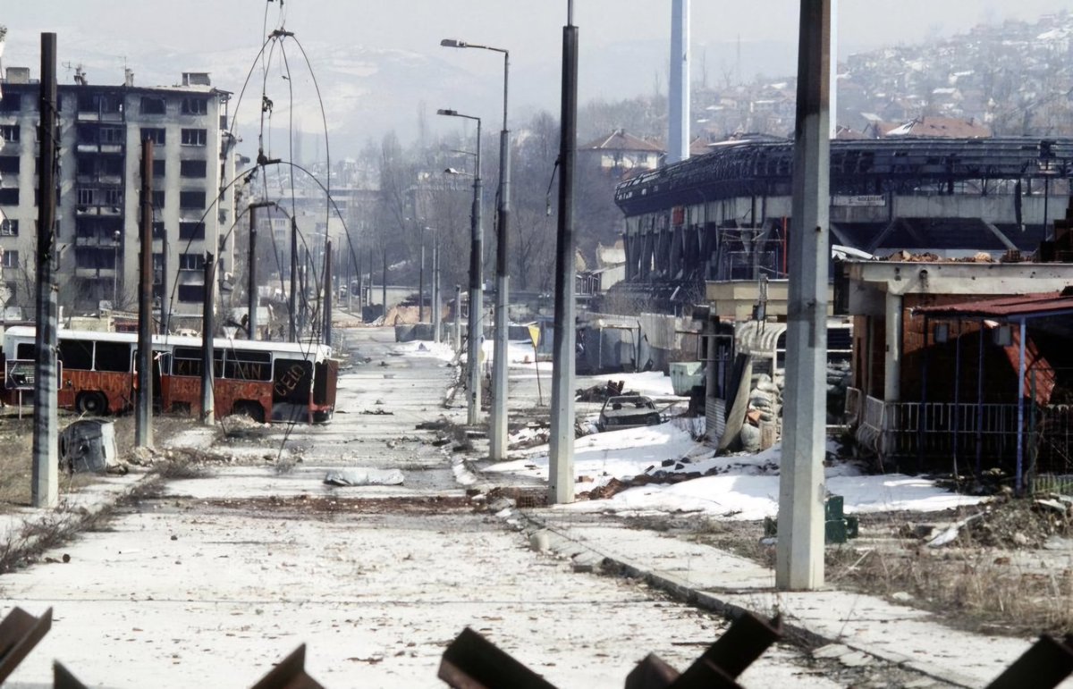 Dragi studenti <a href="/blokadapravni/">Правни у блокади</a> i ostalih fakulteta, prije nego pišete o tome kako nikad nećete zaboraviti NATO zločine, raspitajte se o ovim fotografijama. Znam, mladi ste, nije sramota ne znati, sramota je ne željeti saznati.
