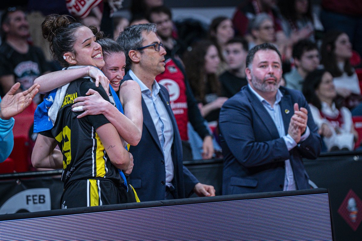 FCBQtècnic (@fcbqtecnic) on Twitter photo COPA DE LA REINA |🏀Felicitats als tècnics catalans
<a href="/BernatCanut/">Bernat Canut</a> i <a href="/CoachDavidM/">David Muñoz</a> pel títol espectacular del <a href="/CBJairis/">Hozono Global Jairis</a> i a les jugadores catalanes: l'exSegle XXI i MVP <a href="/ainaayus/">Aina Ayuso Bagur</a> i a <a href="/txellalarcon12/">Txell Alarcón</a> També a les exSegle XXI <a href="/Pauginzo/">Paula Ginzo</a> i <a href="/BelenArrojo/">Belén Arrojo</a> El <a href="/FCBQ/">FCBQ</a> protagonista un cop més. COPA DE LA REINA |🏀Felicitats als tècnics catalans
<a href="/BernatCanut/">Bernat Canut</a> i <a href="/CoachDavidM/">David Muñoz</a> pel títol espectacular del <a href="/CBJairis/">Hozono Global Jairis</a> i a les jugadores catalanes: l'exSegle XXI i MVP <a href="/ainaayus/">Aina Ayuso Bagur</a> i a <a href="/txellalarcon12/">Txell Alarcón</a> També a les exSegle XXI <a href="/Pauginzo/">Paula Ginzo</a> i <a href="/BelenArrojo/">Belén Arrojo</a> El <a href="/FCBQ/">FCBQ</a> protagonista un cop més.
