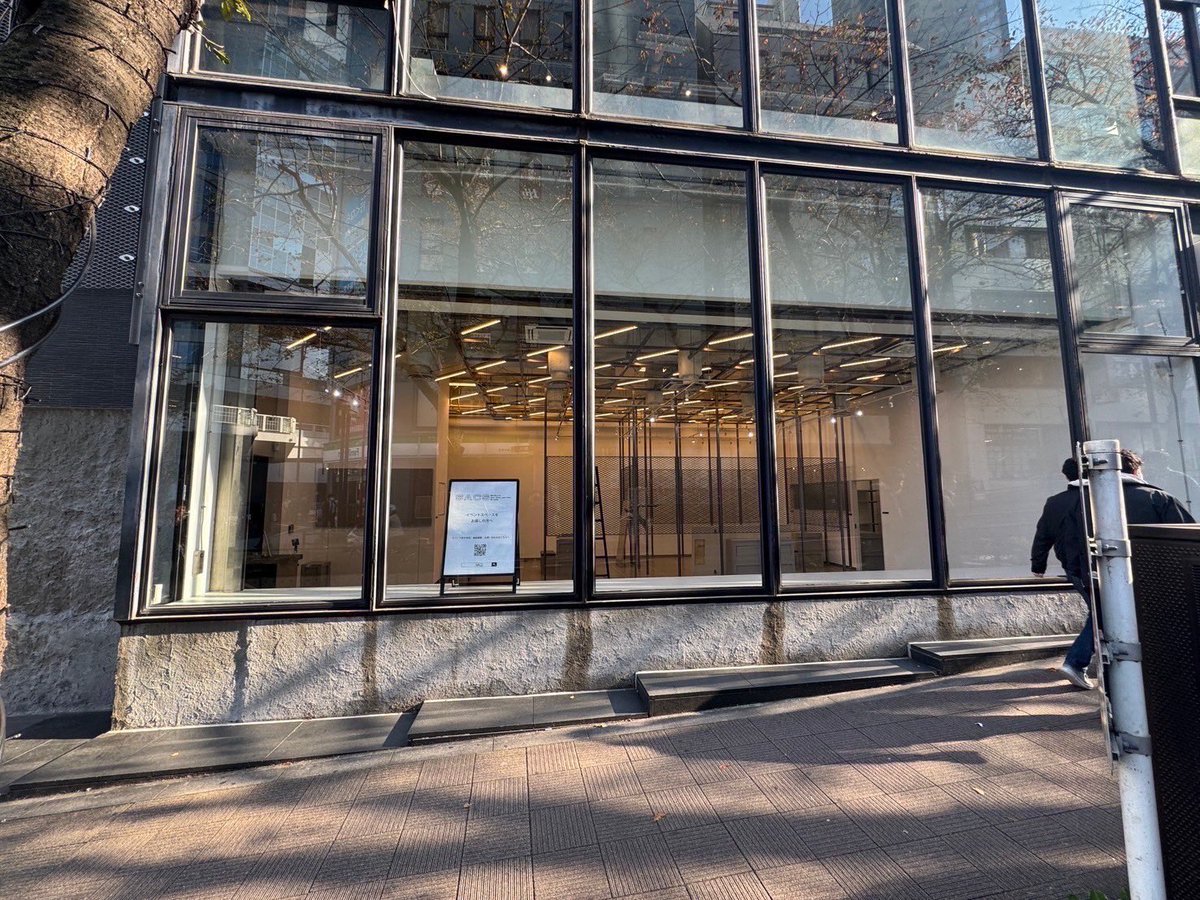 JR渋谷駅の西口を出てスグ…

『はだかの白鳥』展、果たしてどうなる⁉️

#はだかの白鳥
https://t.co/L0Et0z2tou https://t.co/2EGpNQXmwR