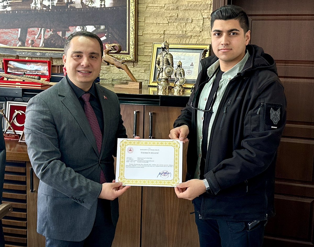 📌Kaymakamımız <a href="/KaymakamAydogan/">Melih Aydoğan</a>, Kaymakamlığımız basın biriminde görevli Onur YAVRUTÜRK’e özverili çalışmalarından dolayı Teşekkür Belgesi takdim ederek çalışmalarında başarılar diledi.