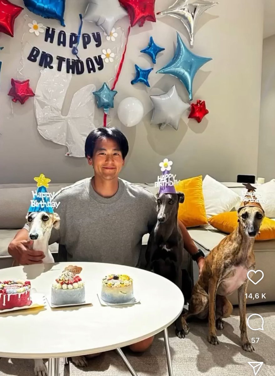 Eddie Peng, l’acteur de Black Dog, et les trois chiens qu’il a adopté suite au tournage, dont Xiao Xin, la star du film